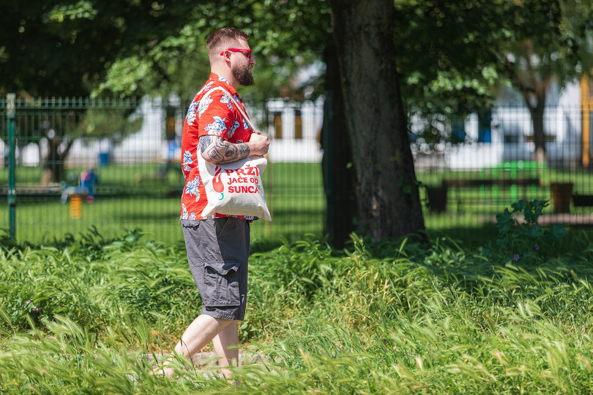 SPOTTED - Hrvoje šetajući zagrebačkim ulicama priziva ljeto i more. Kad bi barem ono moglo doći njemu. Ovako, ostaje u Zagrebu i čeka neka bolja vremena (postsezonu). 

Ako želite izgledati kul kao Hrvoje, možete nabaviti ovu torbu ovdje:  loom.ly/vZ4UZOM