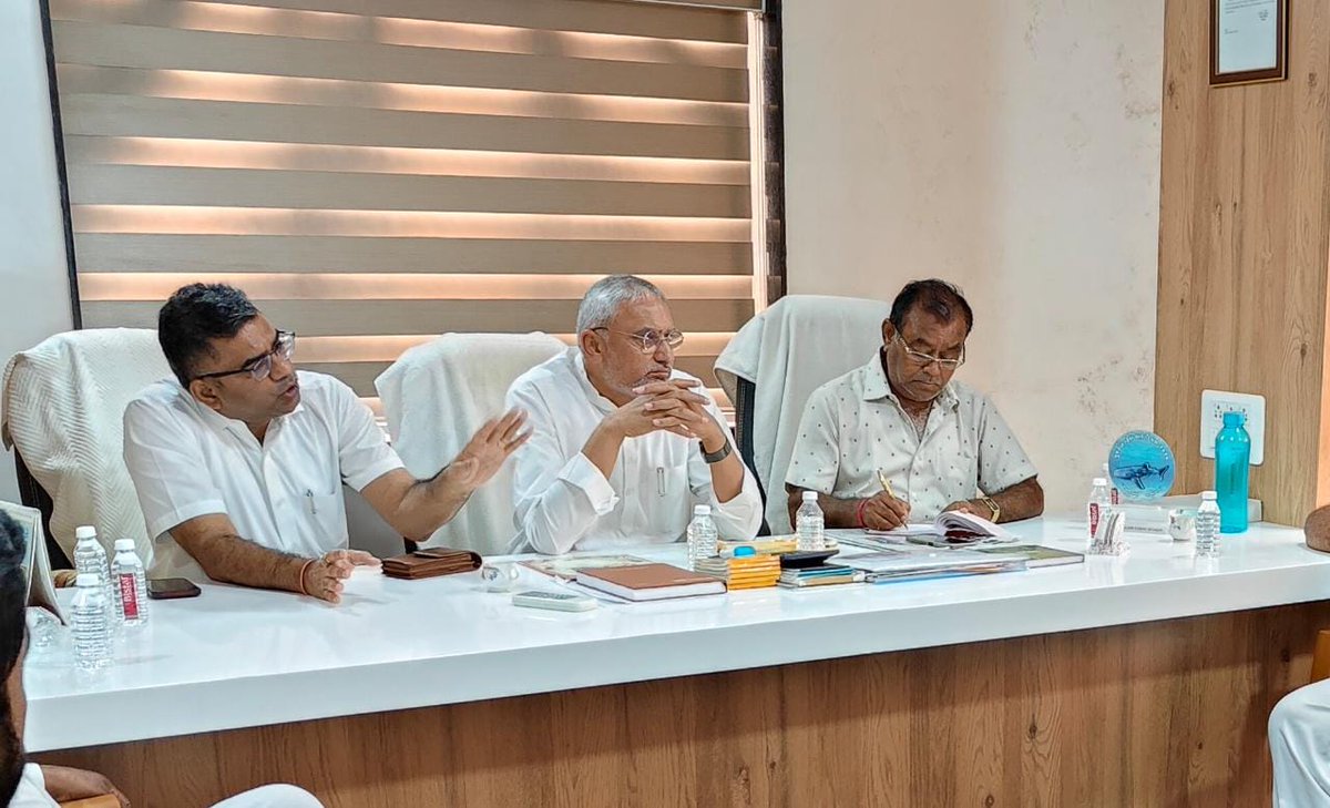 iJagdishBJP's tweet photo. બિપરજોય વાવાઝોડાના પગલે આજરોજ માંગરોળ બંદર ખાતે ઓલ ઇન્ડિયા ખારવા સમાજના પ્રમુખ અને પાર્ટીના આગેવાન વેલજીભાઈ મસાણી અને માછીમાર એસોસિએશનના આગેવાનો સાથે બેઠક કરી સંભવીત ચક્રવાતથી થનાર નુકસાનીને નિવારવા સમીક્ષા કરી જરૂરી સૂચનાઓ આપી. 

#jagdishvishwakarma #junagadh #rain #cyclone https://t.co/kfZErfxL7o