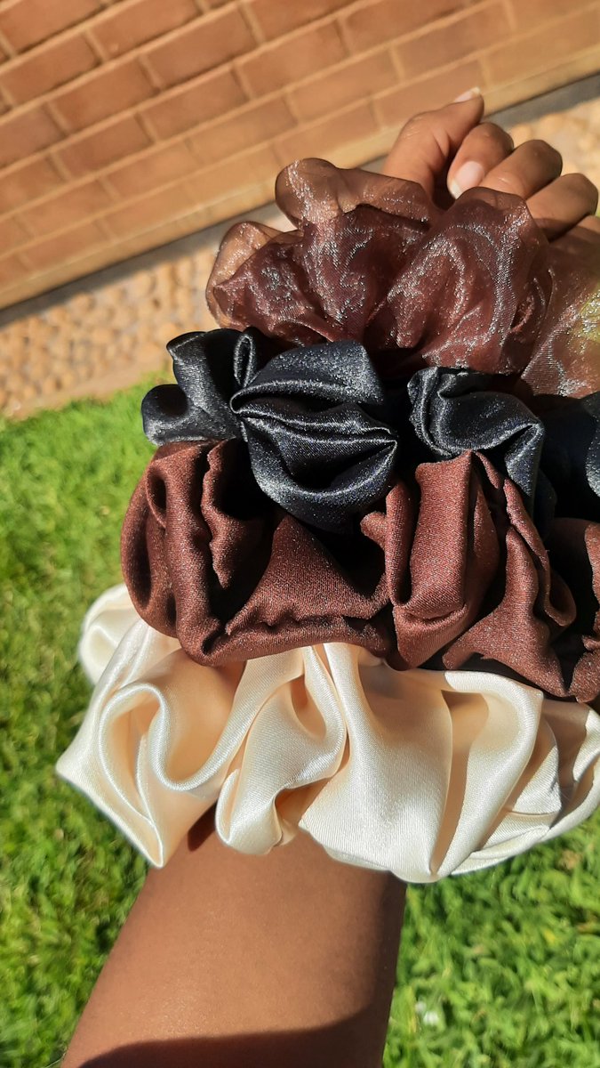 kumbu04's tweet photo. We make and sell Xxl scrunchies, standard scrunchies and mini scrunchies

Lilongwe Malawi 📌 https://t.co/6VCxxPxDRL
