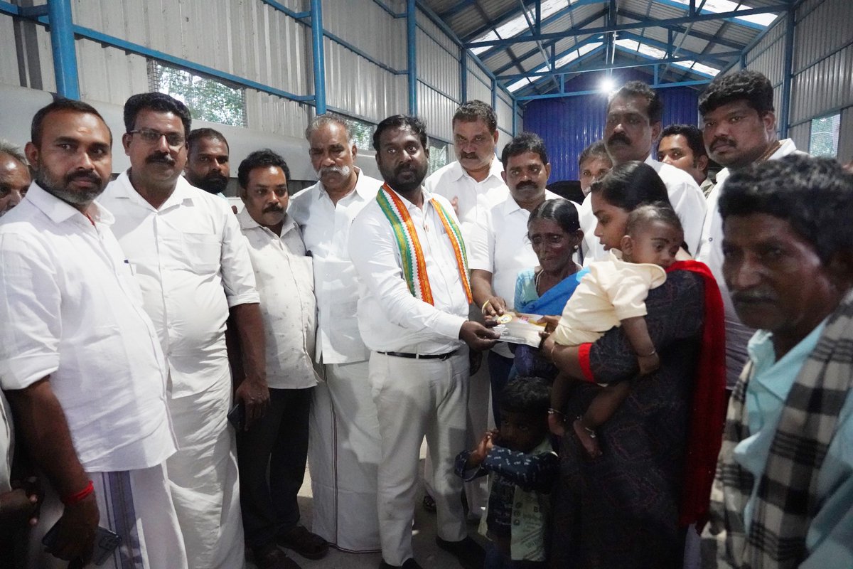 SevadalTN's tweet image. We express our heartfelt gratitude to @iamvijayvasanth for his generous financial assistance.

He provided ₹25,000/- to Mr. Jegan, for building a house &amp;amp; extended a financial aid of ₹10,000/- to Mr. Anil Kumar.

Your support is truly commendable! #Gratitude #CommunityAssistance