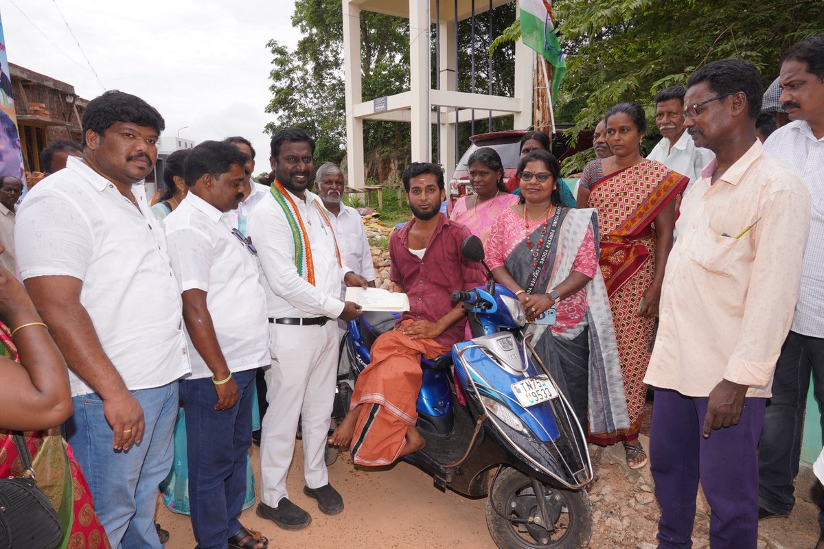 SevadalTN's tweet image. We express our heartfelt gratitude to @iamvijayvasanth for his generous financial assistance.

He provided ₹25,000/- to Mr. Jegan, for building a house &amp;amp; extended a financial aid of ₹10,000/- to Mr. Anil Kumar.

Your support is truly commendable! #Gratitude #CommunityAssistance