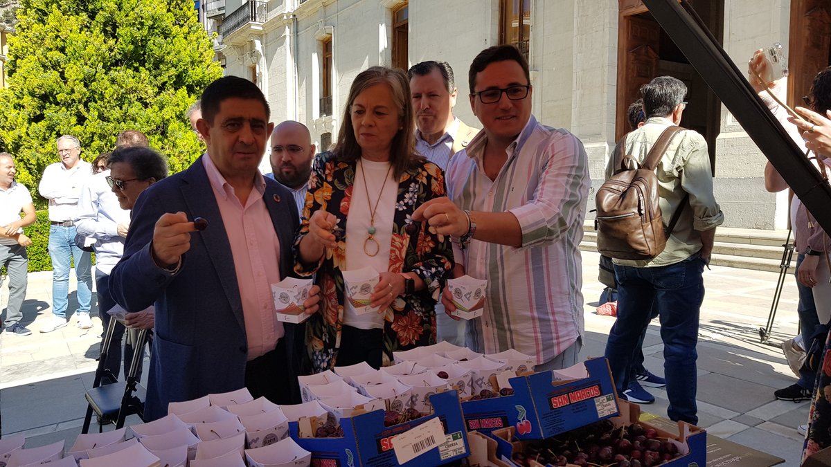 🍒La <a href="/dipujaen/">Diputación de Jaén</a> celebra una muestra para promocionar la calidad de las cerezas y las brevas jiennenses.

<a href="/pacoreyesm/">Paco Reyes</a> participa en este acto en la lonja del Palacio Provincial, donde se han podido probar estos productos incluidos en <a href="/DegustaJaen/">Degusta Jaén</a>.

➡️ acortar.link/yvxPMf