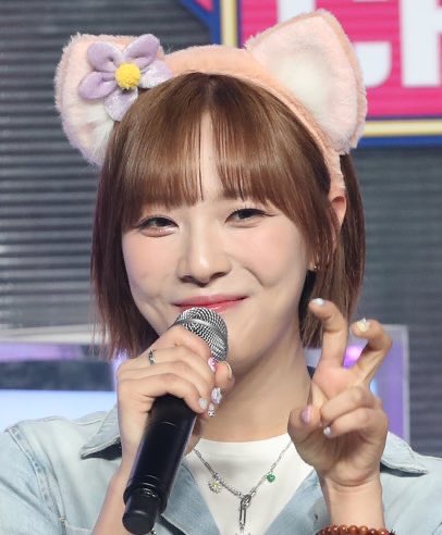intokmj's tweet photo. bin and sua with their almost the same headbands. ♡ #문빈 https://t.co/owiYbxFfMu