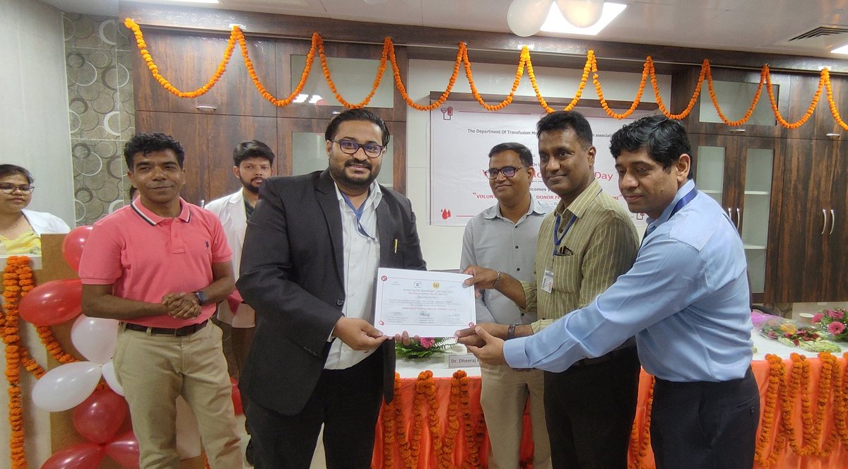 cansurviveEWS's tweet photo. President of Can-Survive, Dr. Ali Mahdi Naqvi is receiving the award and certificate on behalf of his team from the Department of Transfusion Medicine, SGPGI, Lucknow on account of World Blood Donor Day.

#BloodDonation #BloodDonorDay2023 https://t.co/Nawd7g35n4