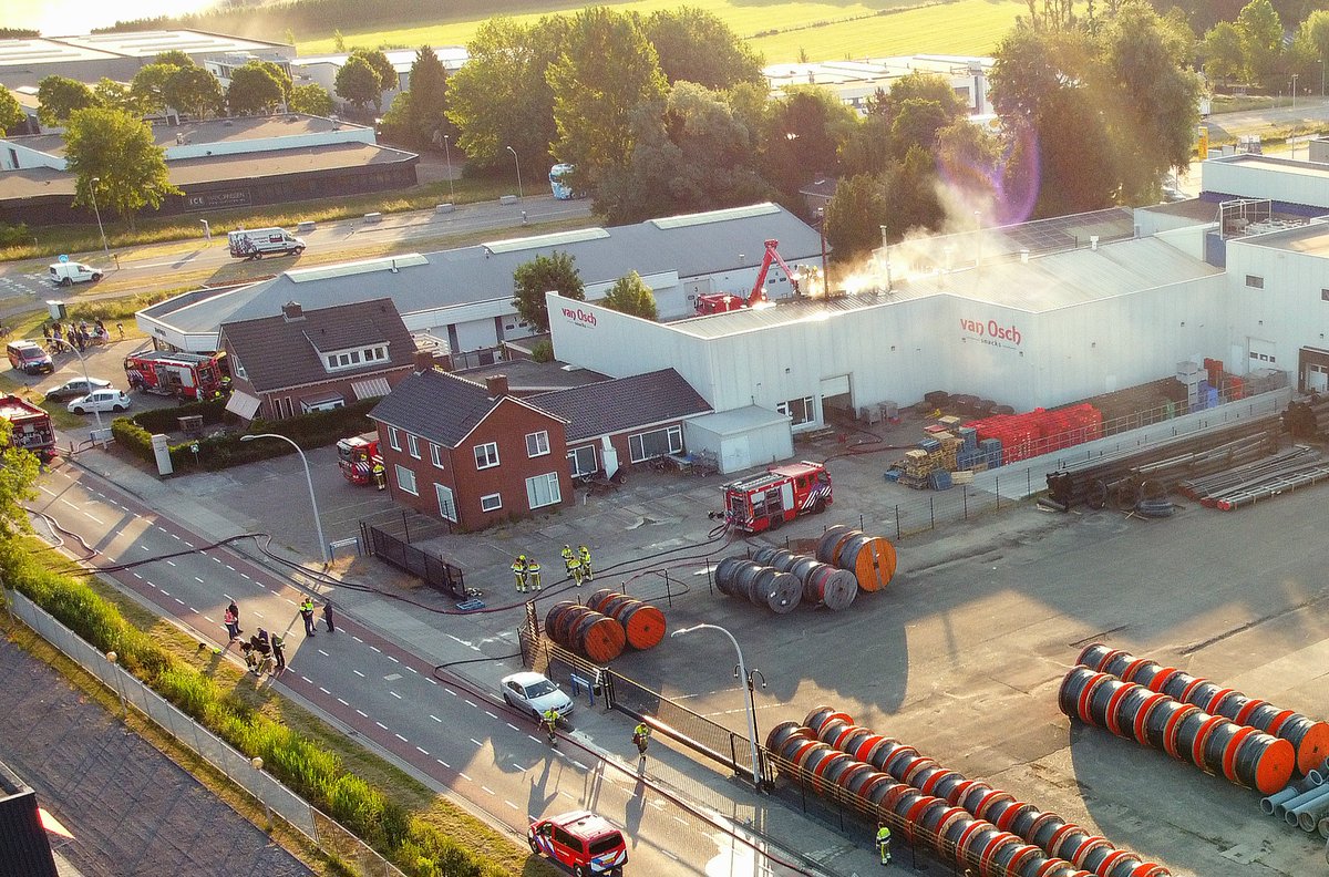 Hele dak wordt verwijderd na brand bij snackfabrikant: ‘Iets fout gegaan bij productie’ - gelrenieuws.nl/2023/06/hele-d…