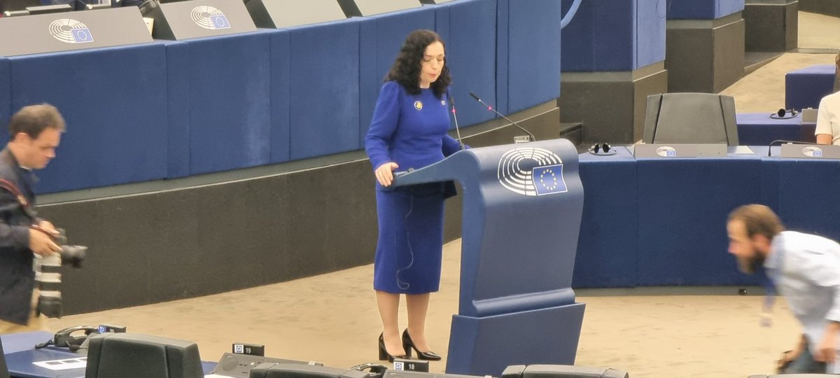 La presidenta de Kosovo, <a href="/VjosaOsmaniPRKS/">Vjosa Osmani</a> intervé al ple del <a href="/Europarl_CAT/">Parlament Europeu</a> i comença parlant de la seva independència guanyada enmig de grans dificultats. Agraeix tots els suports rebuts, i referma el seu compromís amb la democràcia europea.
Però la presidenta de Kosovo no pot