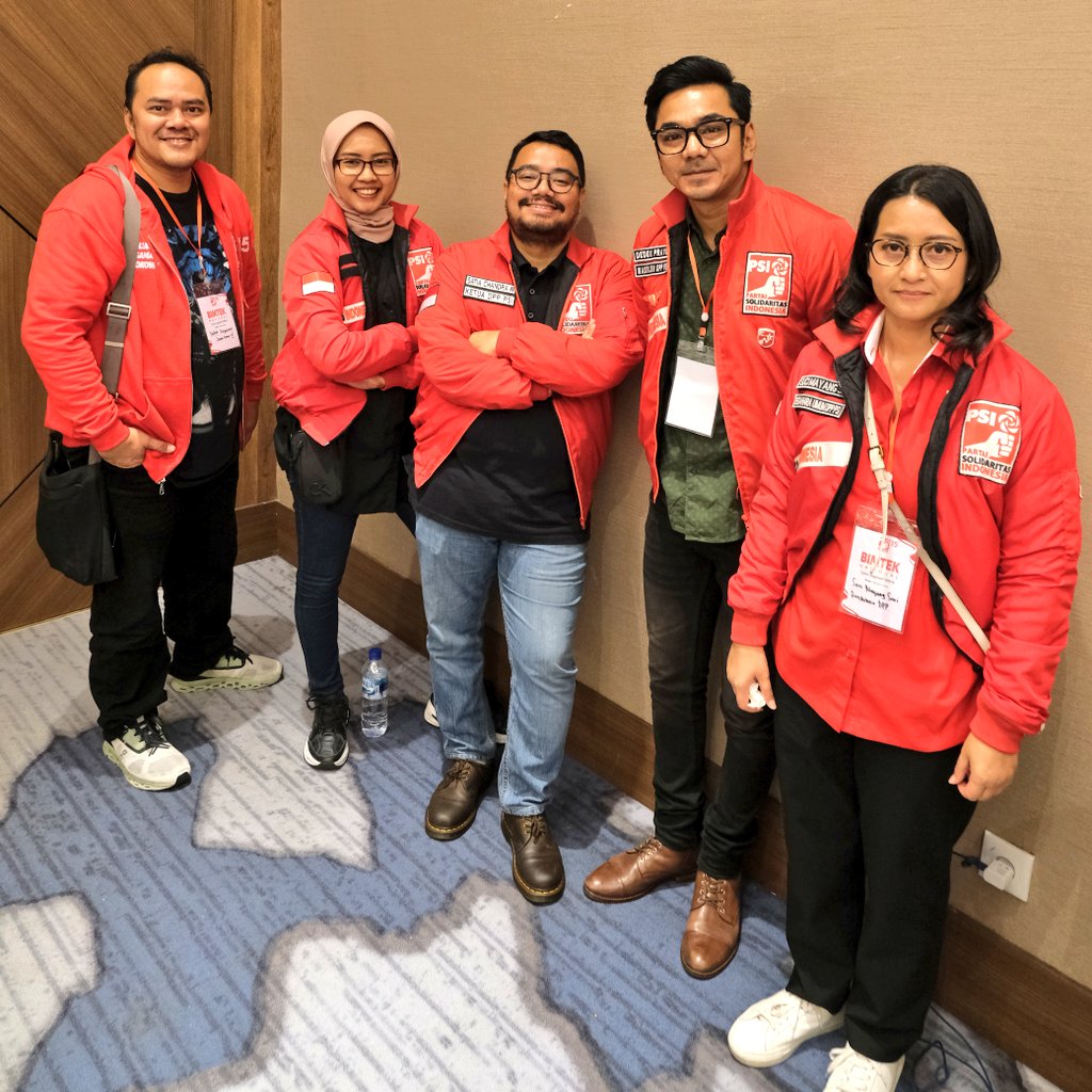 Uki23's tweet photo. Tampang-tampang yang pengen RUU Perampasan Aset yang sekarang progres pembahasannya gak jelas itu segera disahkan. 💪🌹

cc @elchanatmadja @danikekar @maytje_ @psi_id https://t.co/NUdO9I9UqD