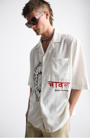 shilpakannan's tweet photo. lol! Zara is selling a shirt that has Hindi words that make no sense: One side says 'Chawal — elements of voyage' which is rice and the other says 'Delhi's sun/ heat Delhi.' 😂    #lostintranslation https://t.co/jLxAR0uUOV