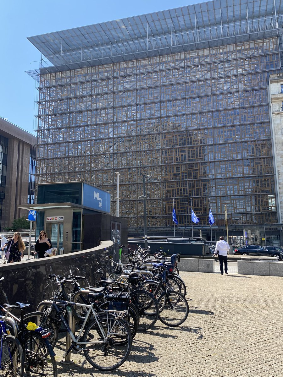 davcarretta's tweet photo. Consiglio europeo, Commissione europea e Parlamento europeo con bandiere a mezz’asta. https://t.co/TStdFO1e3k