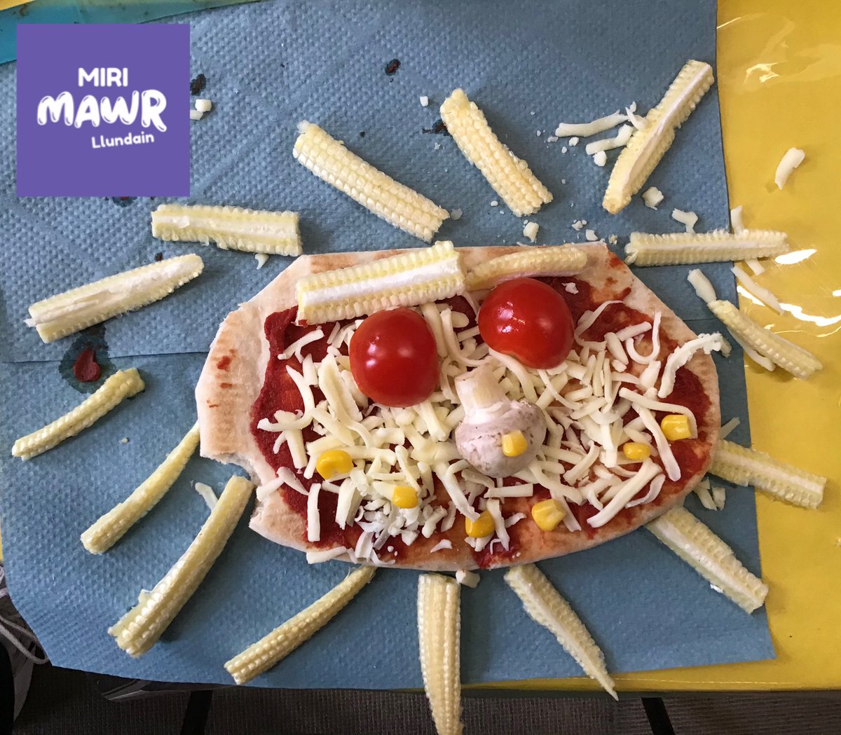 YGLlundain's tweet photo. Gwneud pitsa, chwarae a chwerthin yn Miri Mawr! 🤩🍕 Diwrnod gwych yn coginio                                  Makings a pizza, playing and laughing in Miri Mawr! Diwrnod gwych yn coginio. A fantastic day baking.🤩🍕 #cylchmeithrin @mudiadmeithrin #coginino #eyfs https://t.co/r4VZcewUWm