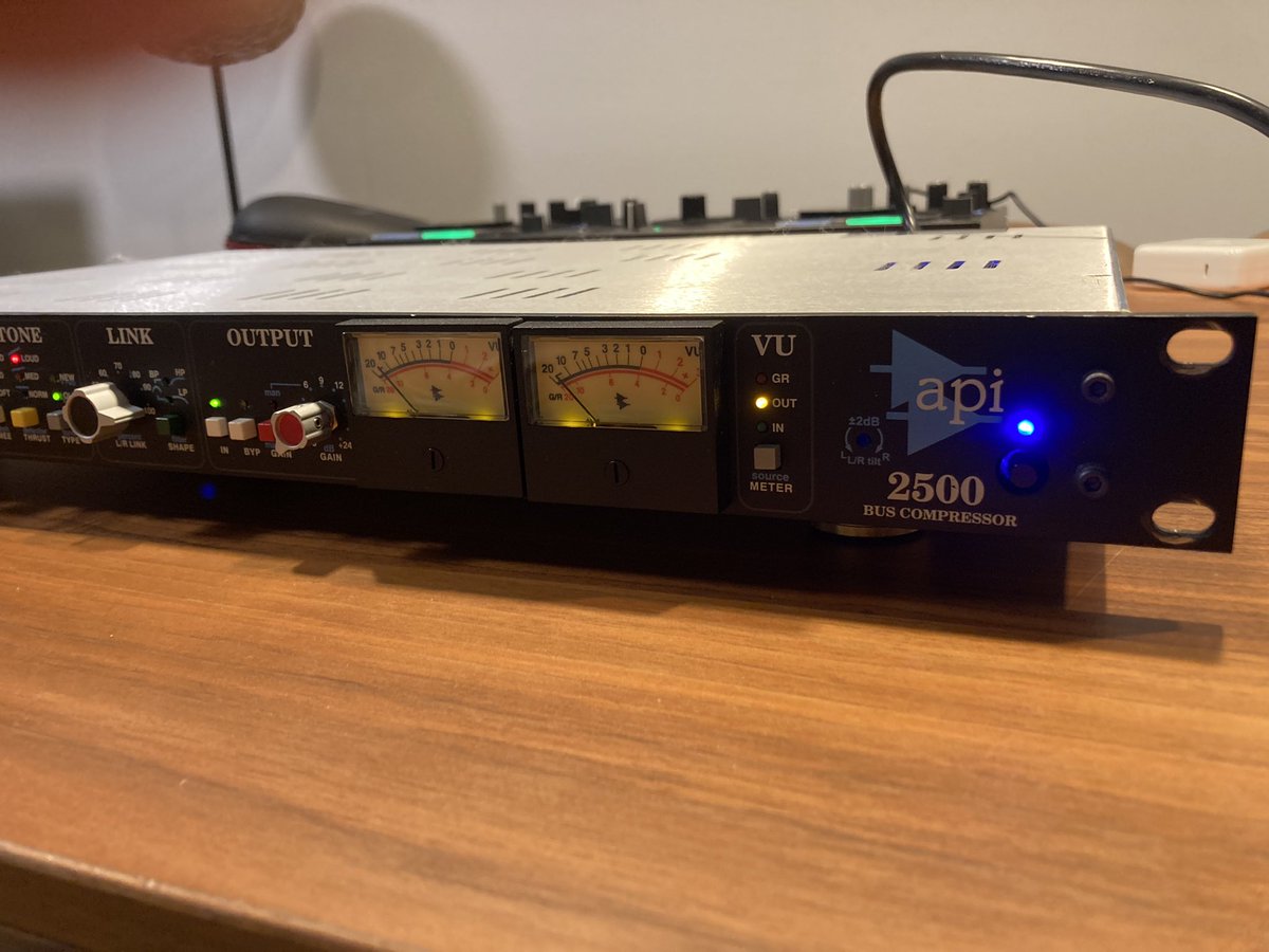 ichiru_seta's tweet photo. これでなくちゃ出ない音があるんだ、そうなんだよ、分かってくれるかい？

そうなんだよ

単なる散財の言い訳なんだよ😂😆（ヲイコラ）

いや、でもこいつはマジで良き‼️新型の2500+よりも、旧型のコイツが。腰の座った安定感があると言うか、そんな感じ。
＃機材沼
＃API 
＃Buscomp https://t.co/XIOOO2C6lv
