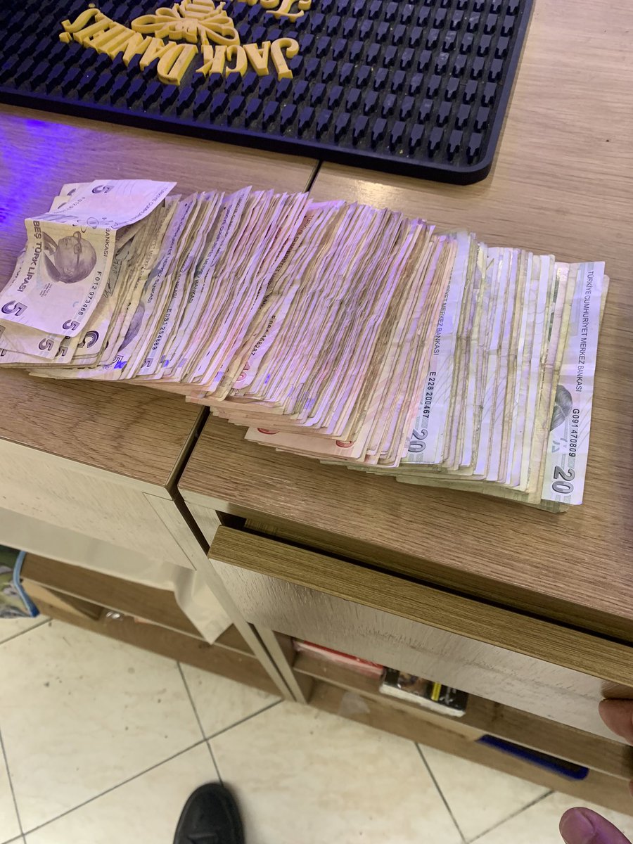 Fotoğraflarda toplamda 2.000 TL var. 

2000 TL = 84,66 ABD Doları