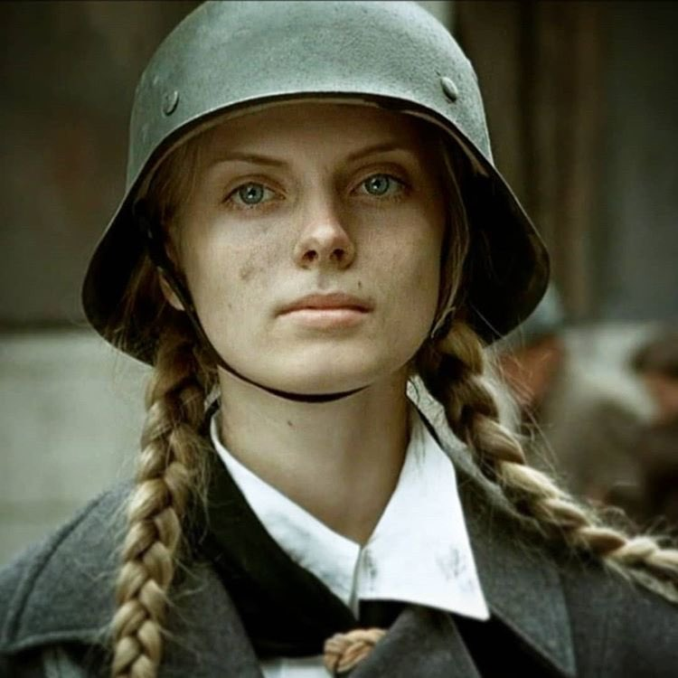 Çöküş (Der Untergang) filminde, Berlin’i savunan tanksavar takımındaki Hitler Gençliği kızını oynayan Alman aktris Elena Dryden.