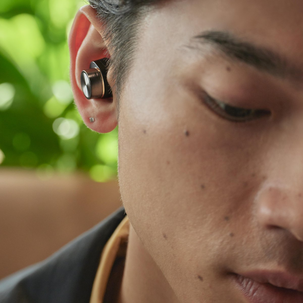 Thanks to a true 24-bit connection between the left and right earbuds, you can hear your favourite music and movies as they were meant to be heard.

#bowerswilkins #HearTrue