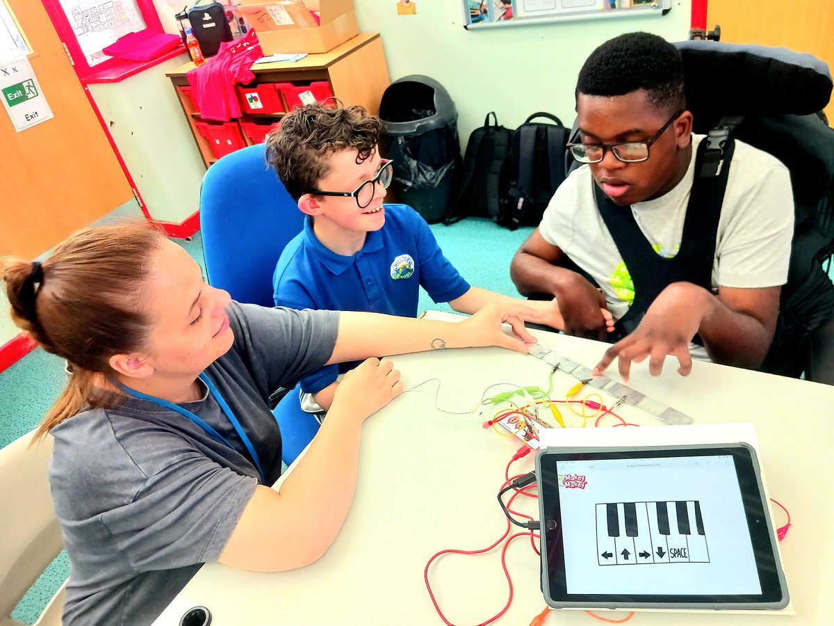 Pupils making music with @makeymakey at Hilltop Special School in Rotherham!

Thanks to @ace_national and @RotherhamMusic for making this happen

#musiceducation #STEAM #steameducation #musicworkshops