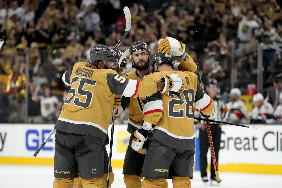 Les Huskies voulaient prendre le temps de féliciter Nicolas Roy, un gars de la région (Amos), pour sa victoire en finale de la Coupe Stanley avec les Golden Knights de Végas 🥇

#vegasgoldenknights #stanleycupchampions
