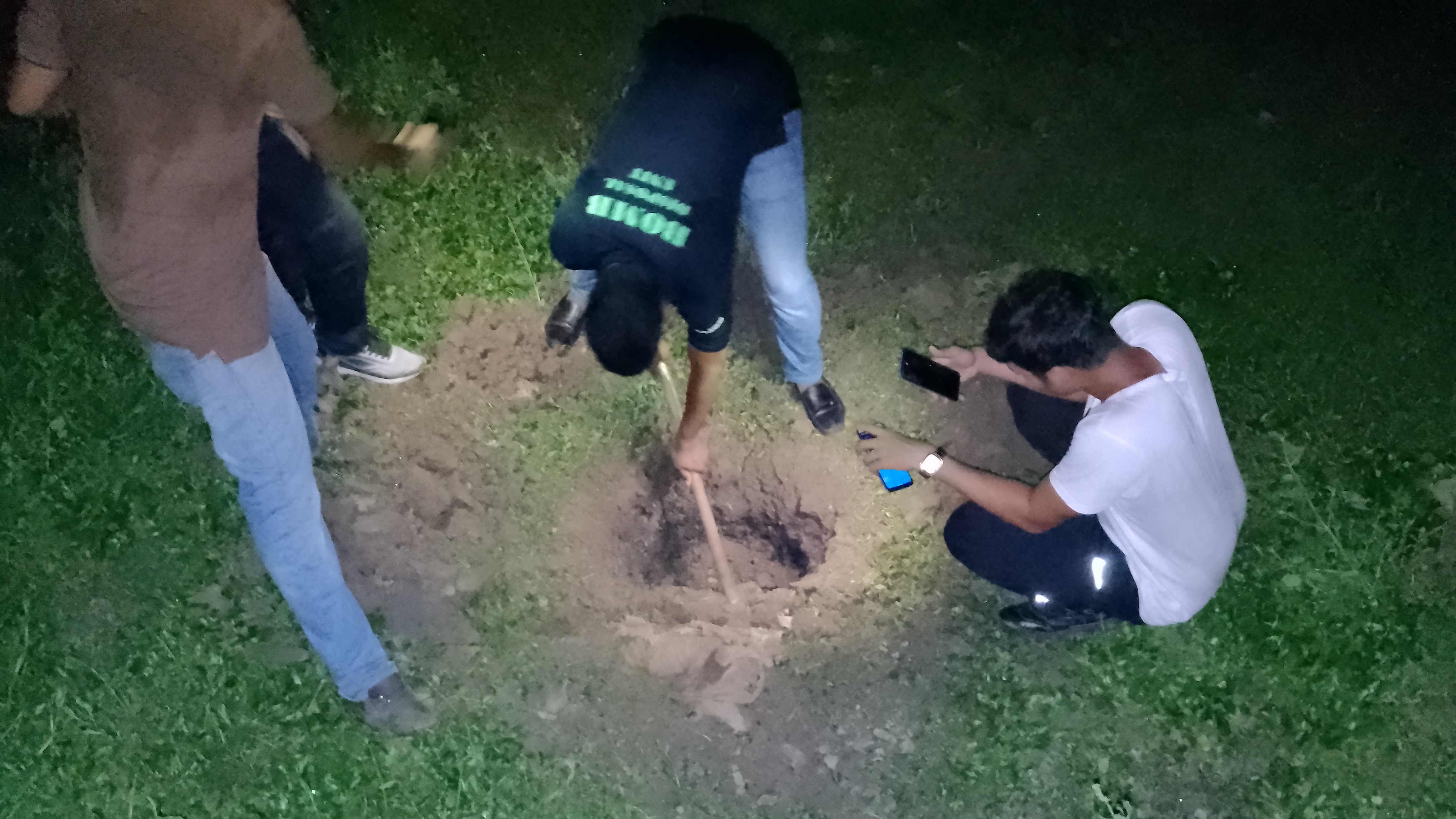 কালিয়াকৈরে মুক্তিযুদ্ধার পরিত্যক্ত ঘরের নিচ থেকে হ্যান্ড গ্রেনেট উদ্ধার