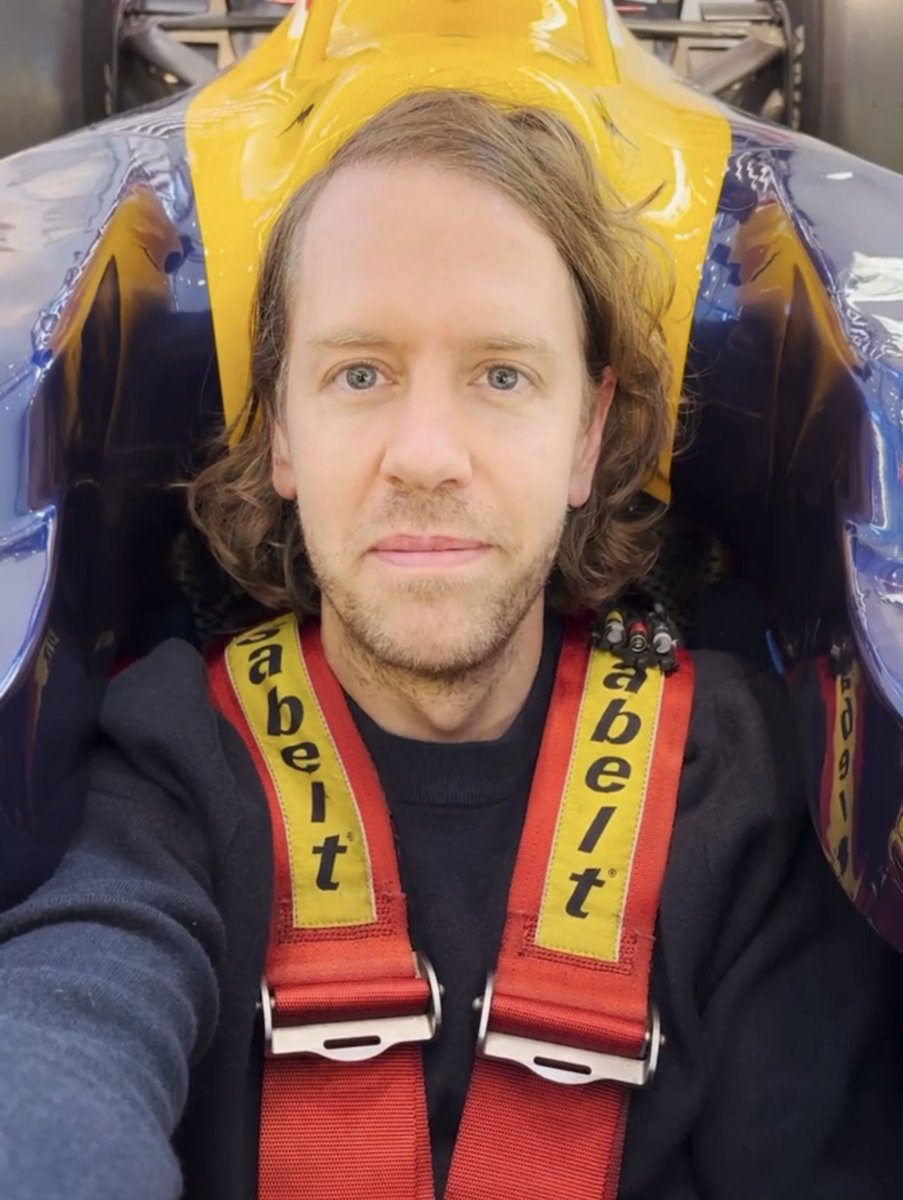 F1ToRuleThemAll's tweet photo. sebastian vettel back in red bull 🧎🏻‍♀️ https://t.co/AgBwyNjnty