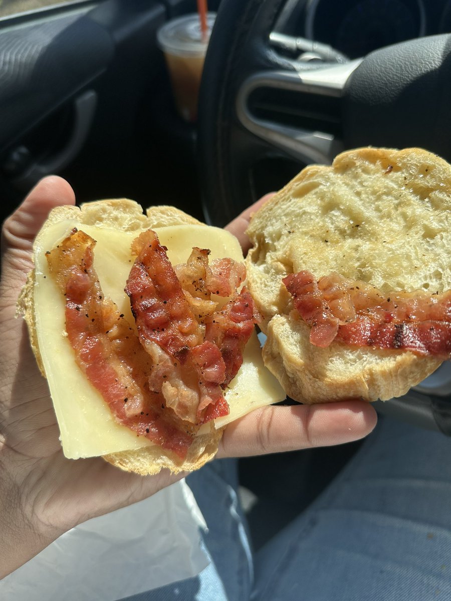 LisAlva07's tweet photo. @dunkindonuts never disappoints with inconsistency. where is the egg? https://t.co/5QjJfc8P0C