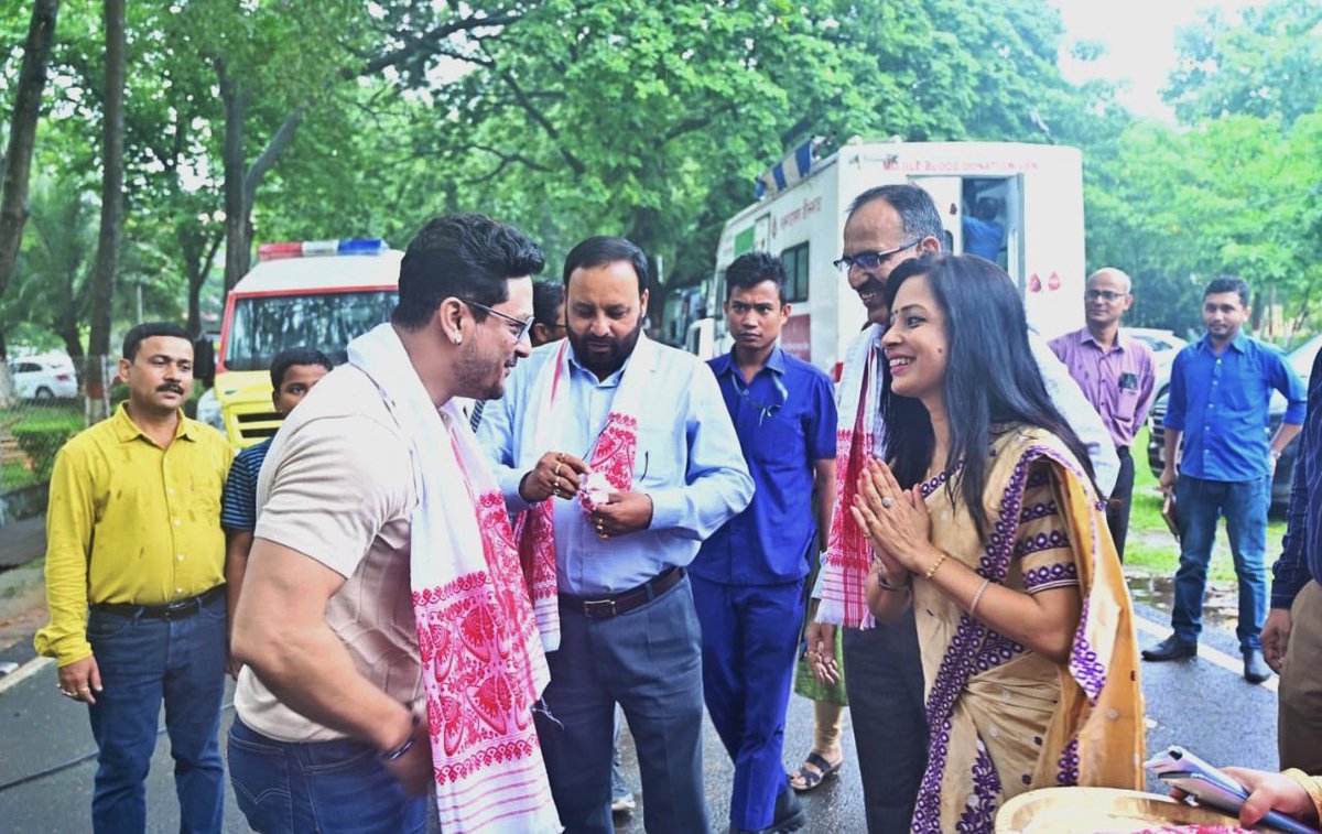 PomiBaruah's tweet photo. Felicitating our real heroes, the selfless donors on #worldblooddonorday2023 🩸Irrespective of the heavy rains, there was amazing response to VBD drive in Assam. Blood donation has increased substantially. Was great to meet Shri Gyanchand Jain who has donated blood for 109 times and HMLA Rupjyoti Kurmi Sir, who has donated blood 54 times! 😮 Respect 🙏