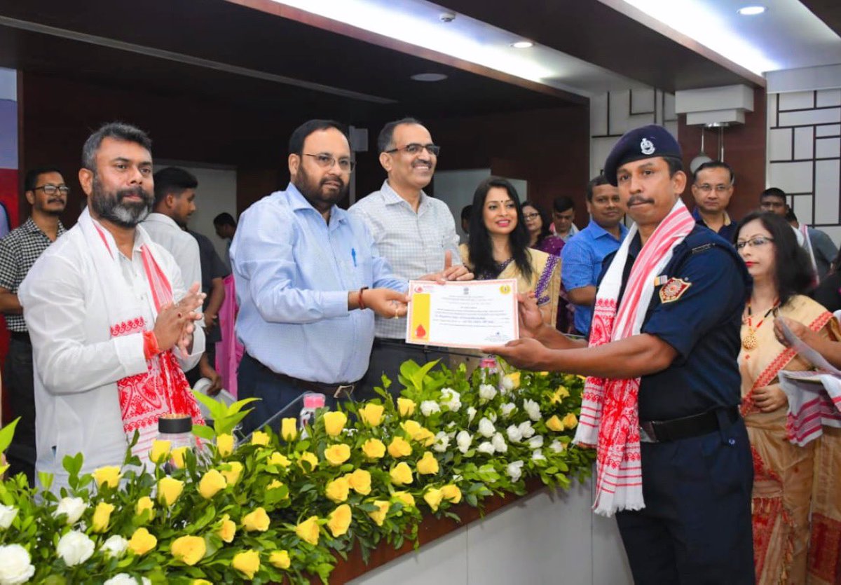 PomiBaruah's tweet photo. Felicitating our real heroes, the selfless donors on #worldblooddonorday2023 🩸Irrespective of the heavy rains, there was amazing response to VBD drive in Assam. Blood donation has increased substantially. Was great to meet Shri Gyanchand Jain who has donated blood for 109 times and HMLA Rupjyoti Kurmi Sir, who has donated blood 54 times! 😮 Respect 🙏
