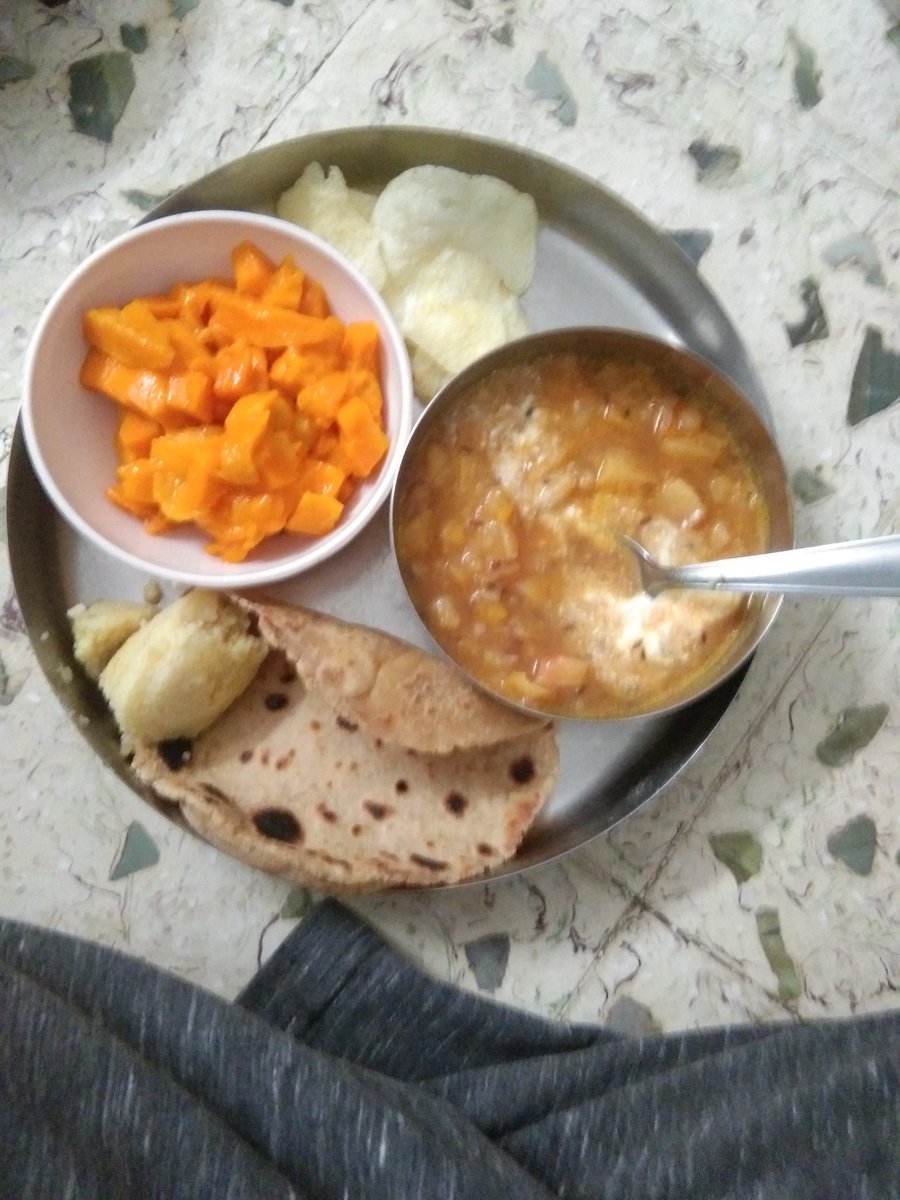 Wednesday lunch time with aloo mango subzi, moraiya, ragi roti, mango and potato chips.
#homefood #homecooking #wednesdaylunch #wednesdayfood #ekadashi