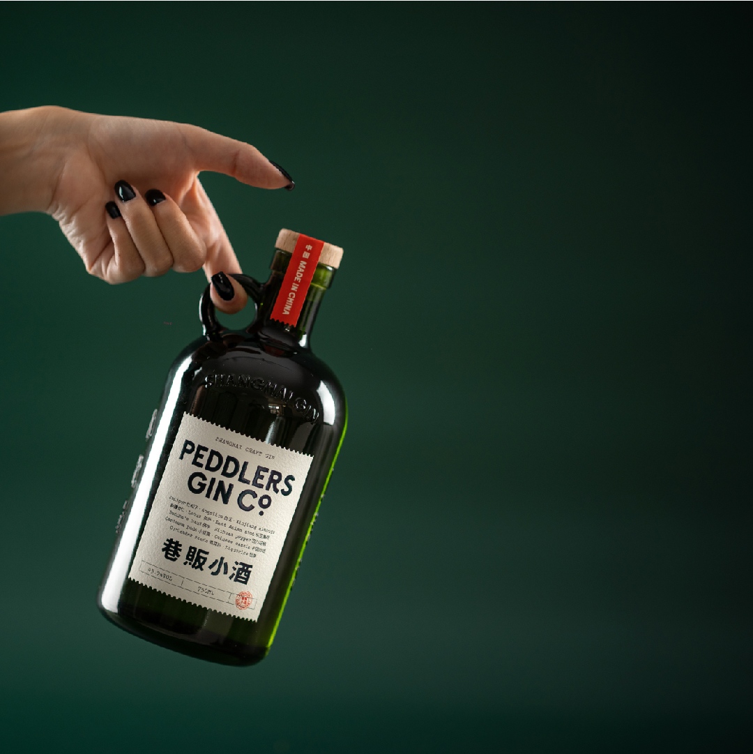 A functional ring designed for easy mobility and slinging cocktails in all environments, from speakeasys to street corners.       
.
.
#Peddlersgin
#Shanghaigin
#cocktail
#Ginbrands
#ginlovers
#gintonic
#GinInspiration
#GinObsession
#GinCulture