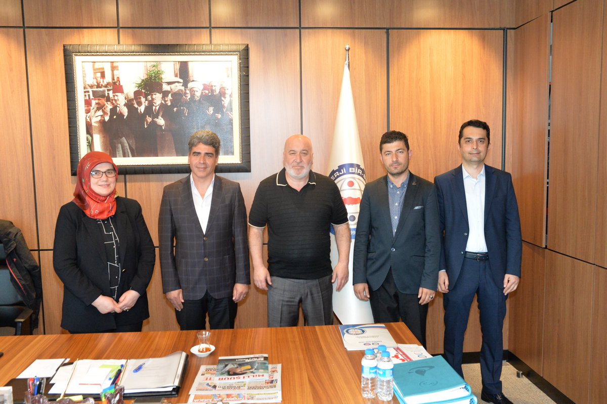 Kimyagerler Derneği'nden değerli arkadaşlarımızı Sendika Genel Merkezimizde misafir ettik.

Dernek Genel Başkan Yardımcısı Güray Mete ve beraberindeki heyet, kamuda görevli kimyagerlerimizin mali ve sosyal haklarının iyileştirilmesinin yanı sıra 7. Dönem Toplu Sözleşmeye ilişkin