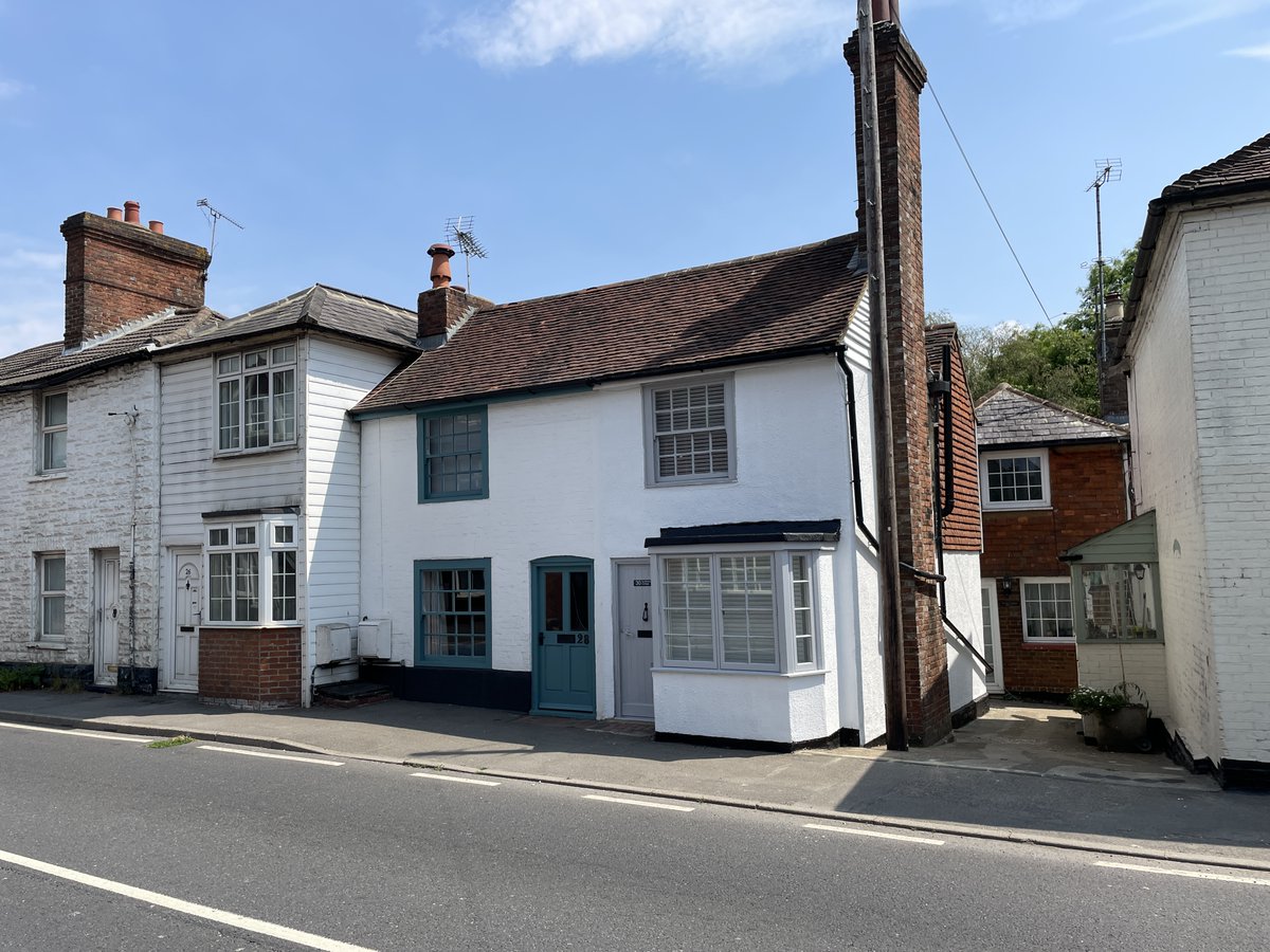 AdamToubiExp's tweet photo. 🚨 NEW LISTING -  🏡 Renovated 2 bedroom end of terraced house in the Sussex village of Hurst Green. Its ready to move into and could make the perfect first buy, downsize, place to use for holidays or an investment  👉£230,000.  More details: https://t.co/pEkygYHAhw https://t.co/i4d6suco89