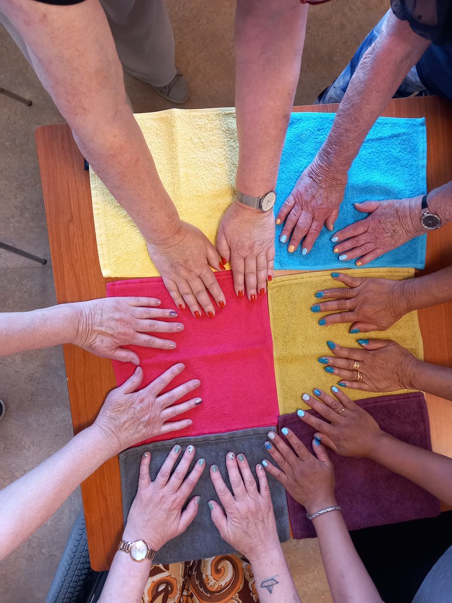 EverdienV's tweet photo. In de even weken van 13 tot 16 uur draait de mantelzorg groep in de Bovenkamer #Zutphen 
#Vraaggestuurd #respijtzorg 
Veel activiteiten zijn aan bod gekomen; lezingen   workshops, dans, hightea, film, levensverhalen. 
Wees welkom!
Info zie https://t.co/YBQKOm4q0w https://t.co/9C4QzN8hmq