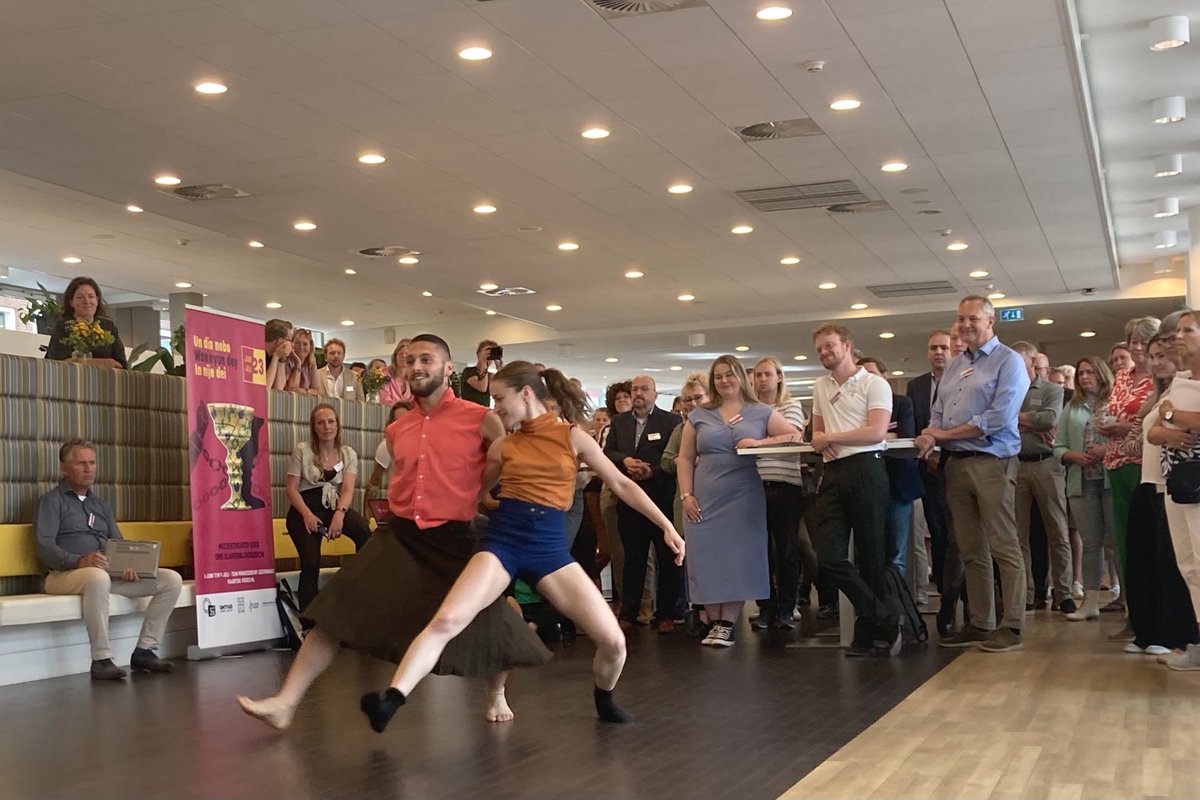 Dûns yn it Provinsjehûs. De Friese cultuursector zocht vandaag het gesprek met de Friese politiek. Over prioriteiten voor de (nabije) toekomst. Mei in koart optreden fan Ivgi&amp;Greben. #psfryslan