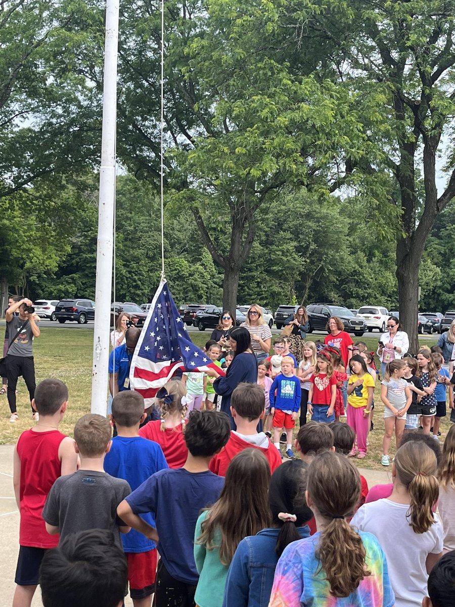 MrsKlausTisdale's tweet photo. Such a special Flag Day ceremony this morning! Our Avery did an amazing job singing the Star Spangled Banner!!! 🎤🎶🇺🇸@MusicAtTisdale https://t.co/Nw7kBqDRTc