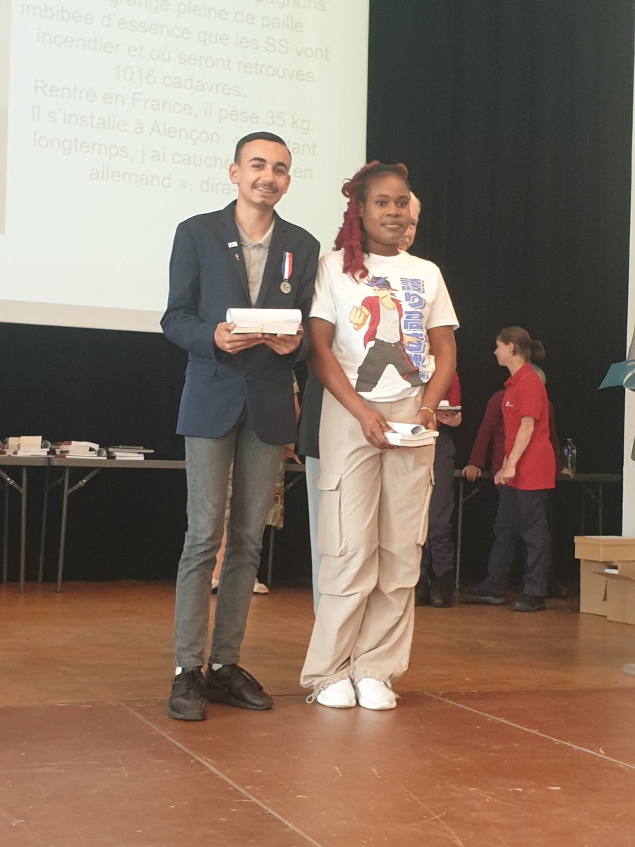 CollegelouiseM's tweet photo. Remise des prix du concours de la résistance ce mercredi 14 juin après-midi à la Halles aux Toiles à Alençon. Félicitations aux neufs lauréats du @CollegelouiseM. Merci à M. Bayard, professeur de la classe défense pour l'investissement sur l'organisation de ce concours @dsden61 https://t.co/lmS0FODHxZ