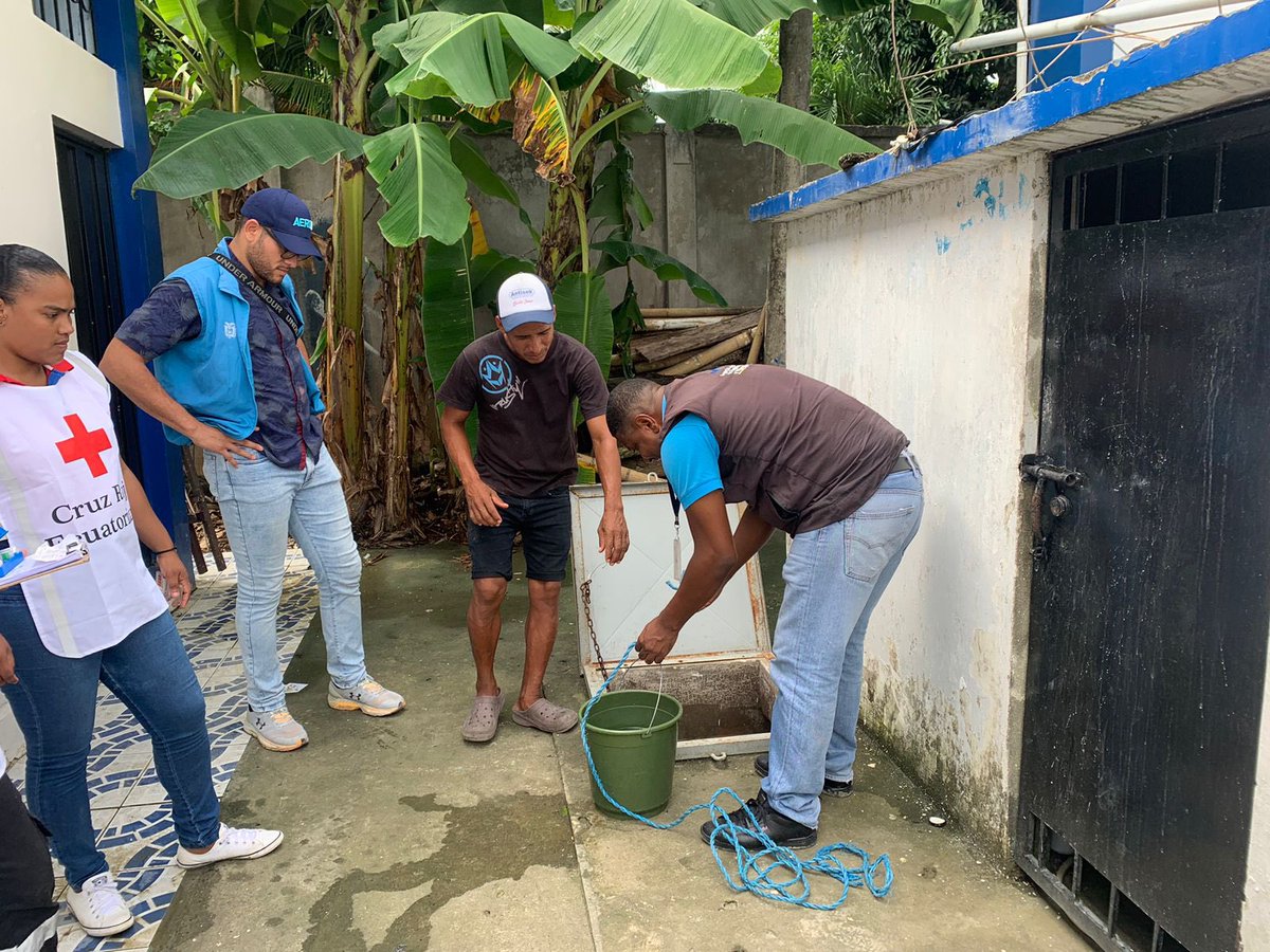 Salud_Ec's tweet photo. #TodosConEsmeraldas | @cruzrojaecuador, @Arcsa_Ec  y el #Distrito08D01 Esmeraldas - Rioverde realizan constantes controles en este cantón con el fin de evitar enfermedades causadas por contaminación de agua, alimentos y otros eventos causados por la inclemencia del clima. https://t.co/PiweMCp5U0