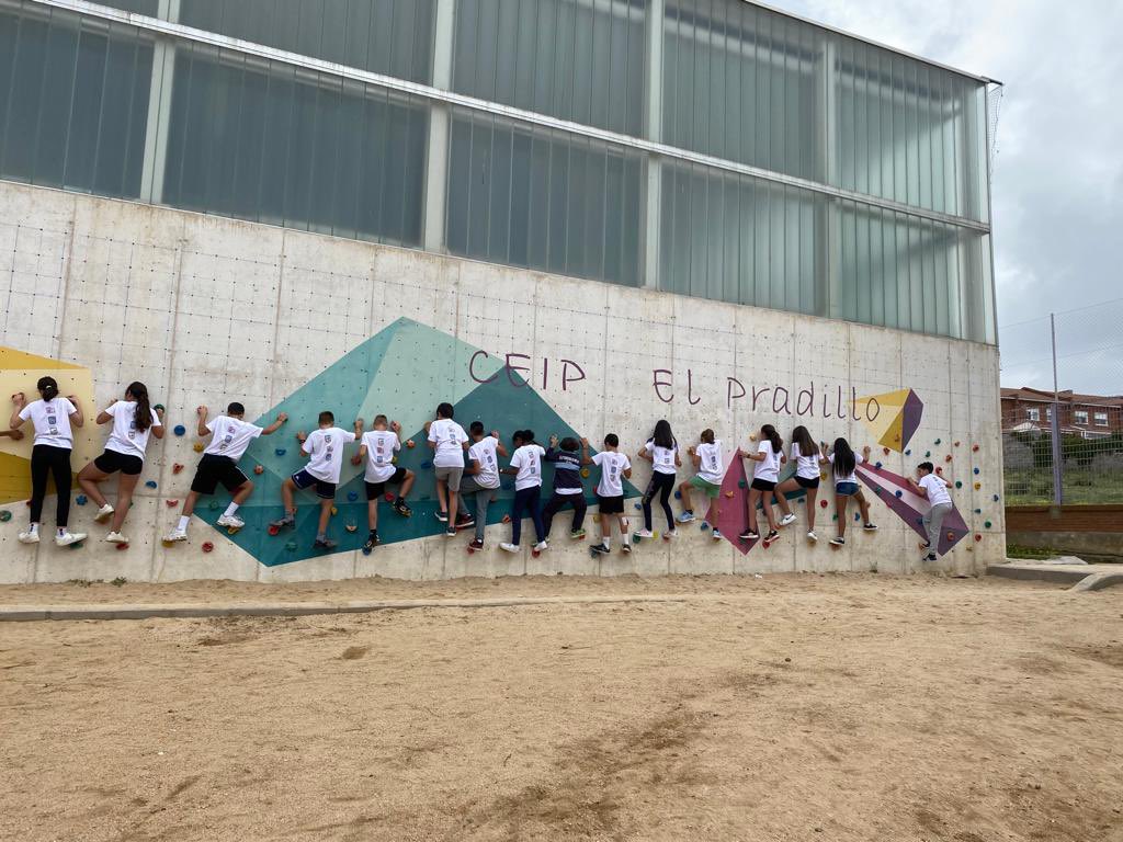 Ceip_Pradillo's tweet photo. 🏀⚽️🥅⚾️🏐Un día especial para hacer amigos. JORNADA CONECTA3 en CEIP EL PRADILLO. 🏀⚽️🥅⚾️🏐
Juntos, los alumnos de CEIP EL PRADILLO, REINA FABIOLA Y COMUNEROS han participado en una jornada de deporte y compañerismo.
Gracias a todos los profes que hacen posible la actividad. https://t.co/GLCrOcDQkr