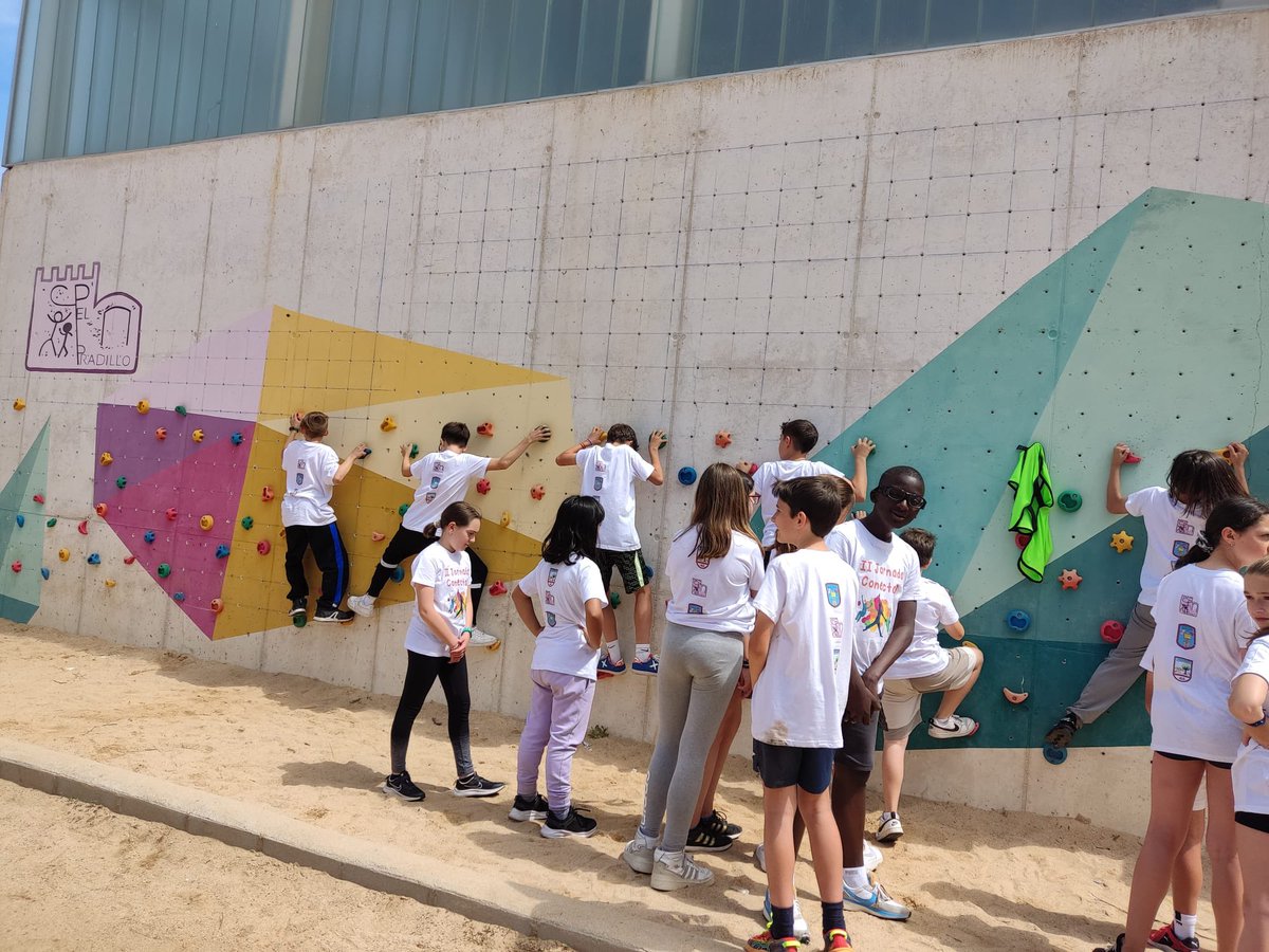 Ceip_Pradillo's tweet photo. 🏀⚽️🥅⚾️🏐Un día especial para hacer amigos. JORNADA CONECTA3 en CEIP EL PRADILLO. 🏀⚽️🥅⚾️🏐
Juntos, los alumnos de CEIP EL PRADILLO, REINA FABIOLA Y COMUNEROS han participado en una jornada de deporte y compañerismo.
Gracias a todos los profes que hacen posible la actividad. https://t.co/GLCrOcDQkr
