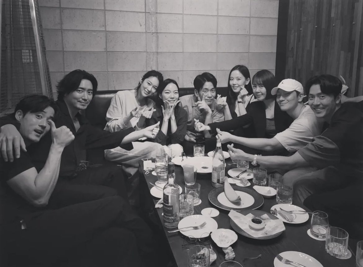 7_years_ago's tweet photo. 이때 지생자 배우님 결혼식이라 지생자팀 다 모여있는데 이준혁이 오영석이랑 외적으로 제일 대비되는 주성철 모습인게 웃김 ㅜㅋㅋㅋㅋㅋㅋㅋ https://t.co/ZXAeZvyHJy
