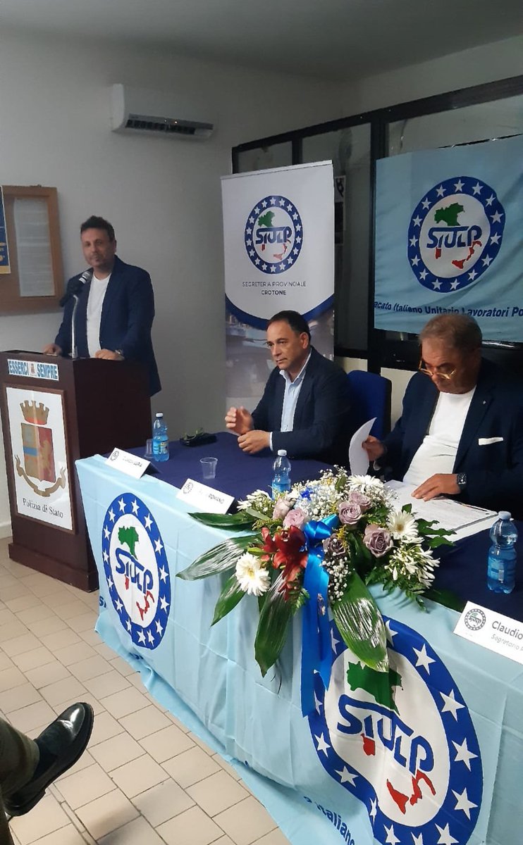 AmedeoLandino's tweet photo. #Complimenti all'amico Claudio @crotone_siulp per la riuscitissima Assemblea di oggi a cui hanno partecipato Felice Romano @SiulpNazionale, Franco Caracciolo, Giuseppe Lupia e tanti amici e colleghi del territorio. Il Siulp continua la sua azione ascoltando 

Bravissimi 👏👏👏 https://t.co/63vnZPZhMU