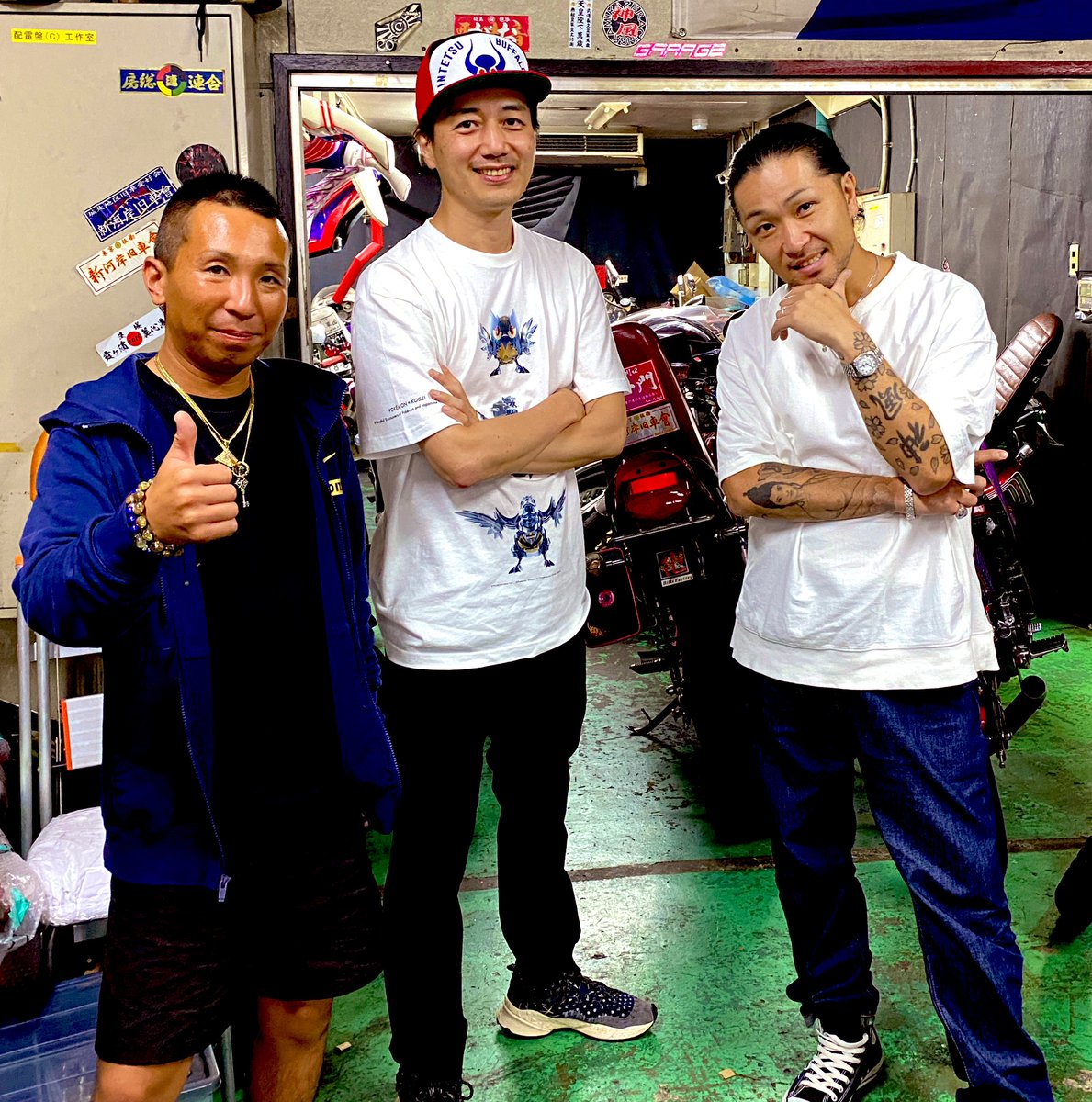 SGS__yuichi's tweet photo. 今日は工芸族車のシートが上がってきた。

拳一個半倒しの変形無し。伝統工芸の西陣織。

まさに芸術だと思った。

そして午後イチ（15時）から打ち合わせに来ていたGAYA先輩とアーティストで長年お付き合いのあるUMIさんを会わせる事が出来てこれから先もっと色々な事が出来るのでは無いかと楽しみです。

そろそろ族車と言えばのナッケン先輩の監修で風防が欲しいところではございますw

＃工芸族車
#シンガシ世界進出プロジェクト
＃一流は一流を知る
#みんなで作るバイクってサイコーw