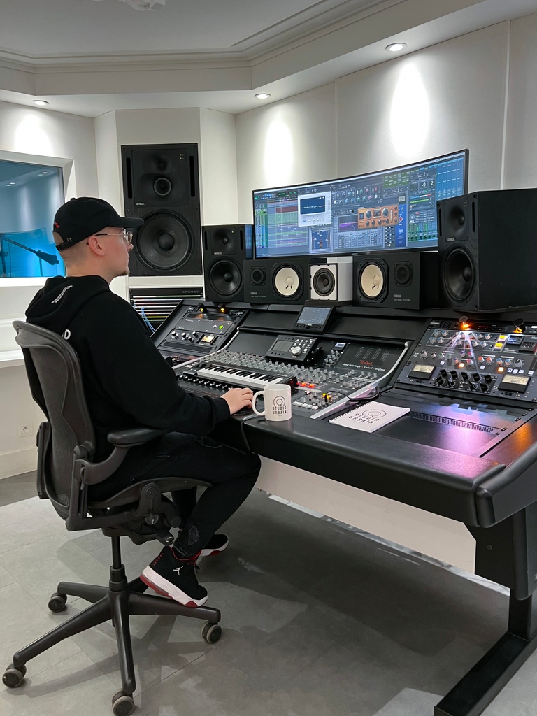 Vibin' with Waves plugins at Studio Urbain! Such a clean setup! 🤩🔥

#studiovibes #audioengineer #mixengineer #musicproducer #studiosetup