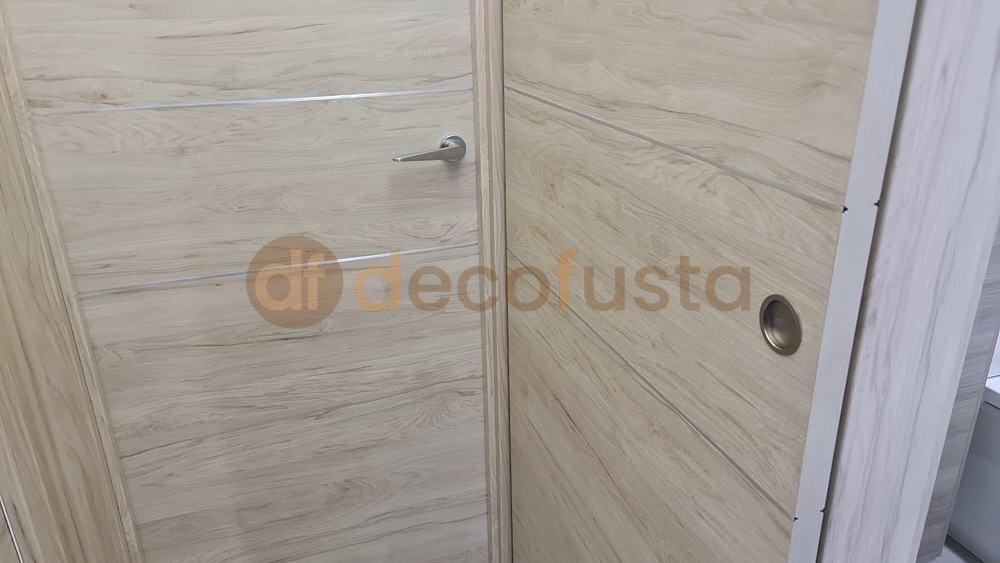 decofusta_bcn's tweet photo. En el modelo elegido por el cliente, la puerta Roble Arena con dos inserciones, combinada con el suelo laminado Finfloor (del que hablaremos en otra ocasión), presenta una estética moderna y muy atractiva.

Lee más 👉 https://t.co/o1bUJ5ldQZ

#Decoracionconmadera #Parquet https://t.co/SXA3SXeCng