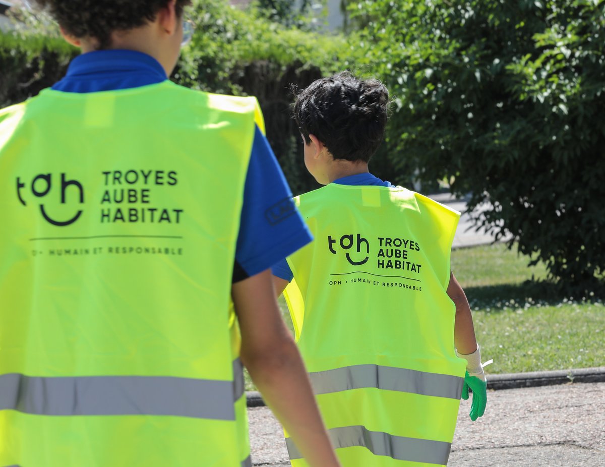VilledeTroyes's tweet photo. OPÉRATION #COUPDEPROPRE 🗑♻️
Cet après-midi, les jeunes des Espaces Intergénérationnels et de l'Accueil de Loisirs du quartier des #Sénardes ont participé à une opération "ramassage de déchets". 1/2 https://t.co/R8WnINgsN1