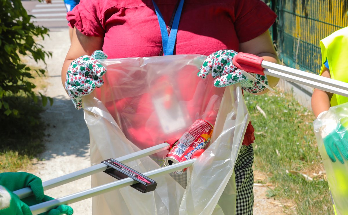 VilledeTroyes's tweet photo. OPÉRATION #COUPDEPROPRE 🗑♻️
Cet après-midi, les jeunes des Espaces Intergénérationnels et de l'Accueil de Loisirs du quartier des #Sénardes ont participé à une opération "ramassage de déchets". 1/2 https://t.co/R8WnINgsN1
