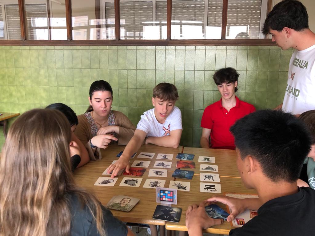 ciamariavigo's tweet photo. Our teens having loads of fun while immersing themselves in a fascinating and frenetic world of spies and secret agents, deduction, creativity and storytelling, humour, strategy and word-guessing. #EnglishWeek2023 #boardgamesinenglish #ChallengingGameWeek @cmariaeducacion https://t.co/SJmmLD9wqd