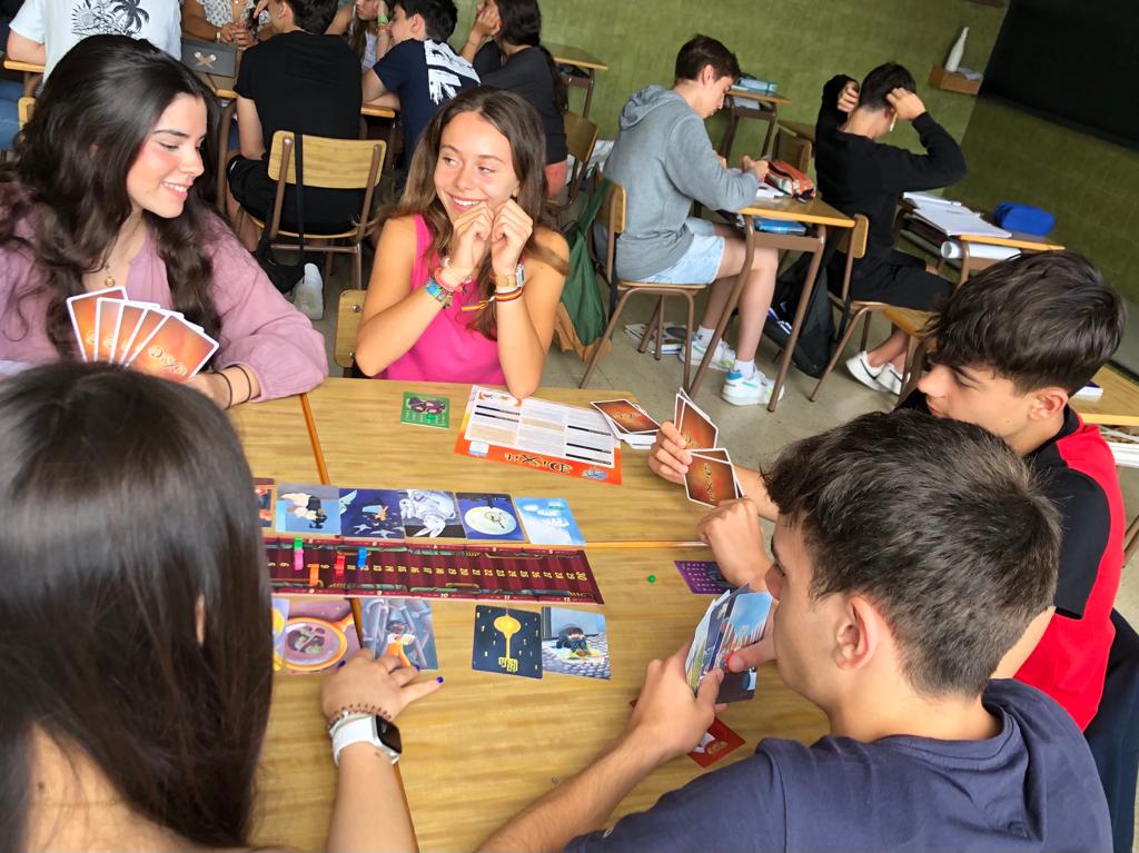 ciamariavigo's tweet photo. Our teens having loads of fun while immersing themselves in a fascinating and frenetic world of spies and secret agents, deduction, creativity and storytelling, humour, strategy and word-guessing. #EnglishWeek2023 #boardgamesinenglish #ChallengingGameWeek @cmariaeducacion https://t.co/SJmmLD9wqd