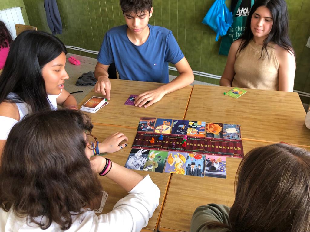 ciamariavigo's tweet photo. Our teens having loads of fun while immersing themselves in a fascinating and frenetic world of spies and secret agents, deduction, creativity and storytelling, humour, strategy and word-guessing. #EnglishWeek2023 #boardgamesinenglish #ChallengingGameWeek @cmariaeducacion https://t.co/SJmmLD9wqd