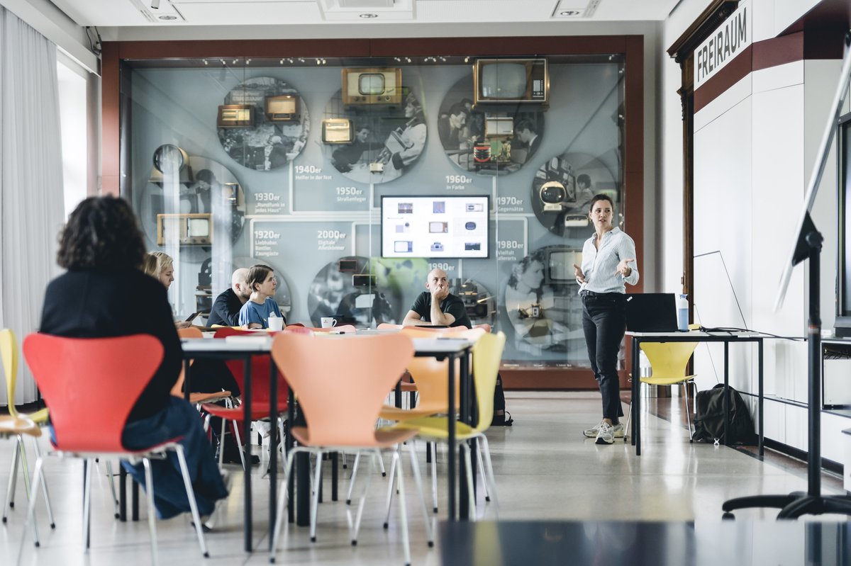 In weiteren Workshops ging es mit Dr. Sophie Reimers @akjs darum, wie Eltern mit #Medienbildung erreicht werden können. Projekt #firewall <a href="/AmadeuAntonio/">Amadeu Antonio Stiftung</a> behandelte "Demokratie an der Handykette: Wie junge Menschen für #HateSpeech und #Desinformation sensibilisiert werden können".