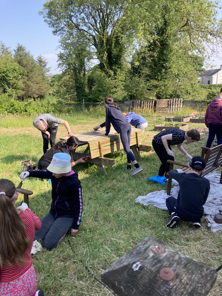 MeelickN's tweet photo. Our 5th &amp; 6th class pupils were out painting our benches and wooden table this morning to give them a new lease of life! Thank you to all the hard working students! 🎨👩‍🎨🧑‍🎨👨‍🎨 @swintidytowns https://t.co/HDTpVGCNA6