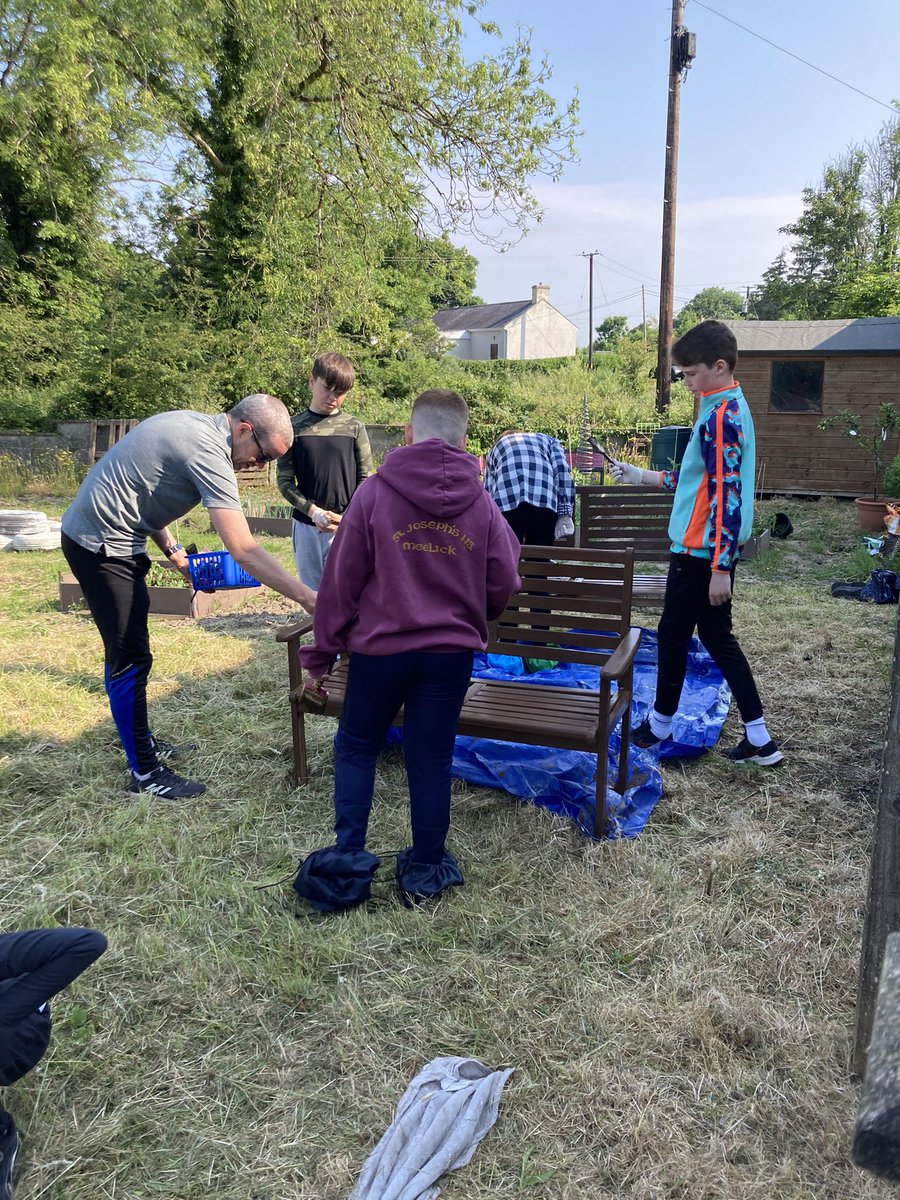 MeelickN's tweet photo. Our 5th &amp; 6th class pupils were out painting our benches and wooden table this morning to give them a new lease of life! Thank you to all the hard working students! 🎨👩‍🎨🧑‍🎨👨‍🎨 @swintidytowns https://t.co/HDTpVGCNA6