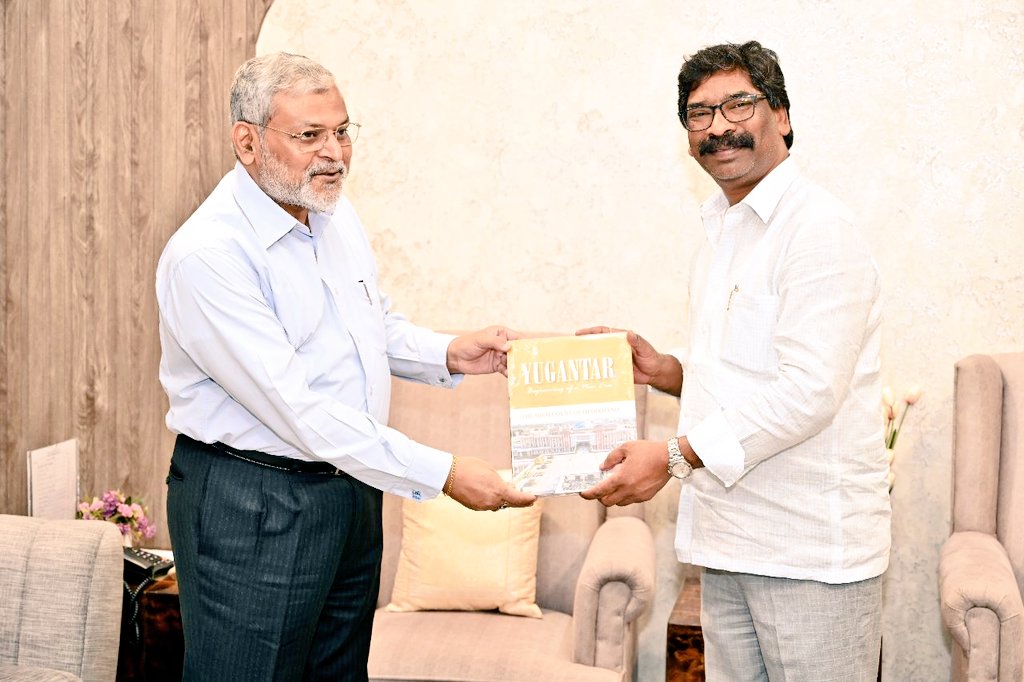 झाखंड हाई कोर्ट के चीफ जस्टिस ने मुख्यमंत्री हेमंत सोरेन को सौंपा "युगांतर" Chief Justice of Jharkhand High Court handed over "Yugantar" to Chief Minister Hemant Soren